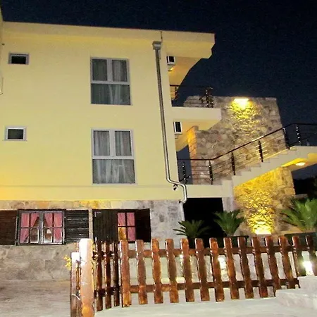 ホテル Crnogorska Kuca 4*