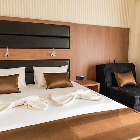 Crnogorska Kuca ホテル 4*